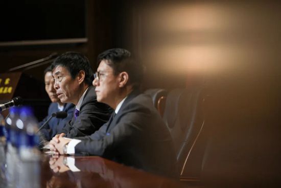 首节之争广厦状态相当出色，他们连续命中三分抢占先机确立起领先，这其中奥利弗手热独得12分拿到主动权；广东整体表现还算可以但无法阻止对手，次节广东连进攻也开始下滑，广厦抓住机会轰出30-19直接拉大至18分，广东依靠末段稍稍回暖的攻势追至12分结束上半场。